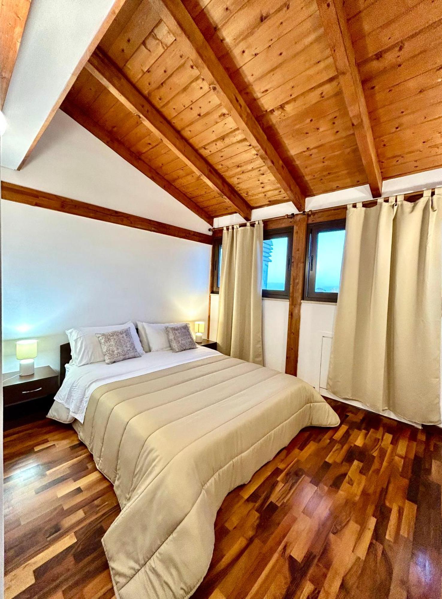 Apartamento "The Attic" - Terrazza Con Vista & Parcheggio Gratuito Marano di Napoli Exterior foto